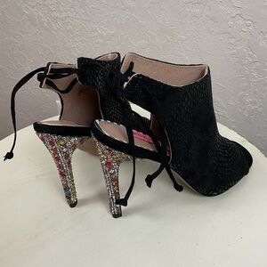 Betsey Johnson Rexi Black Reptile Textured Jeweled Stiletto 4” Heels Size 6.5